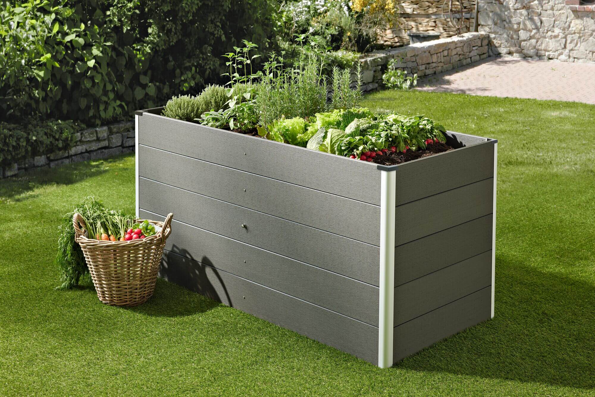 WPC Hochbeet anthrazit 160x70x75 cm im Garten