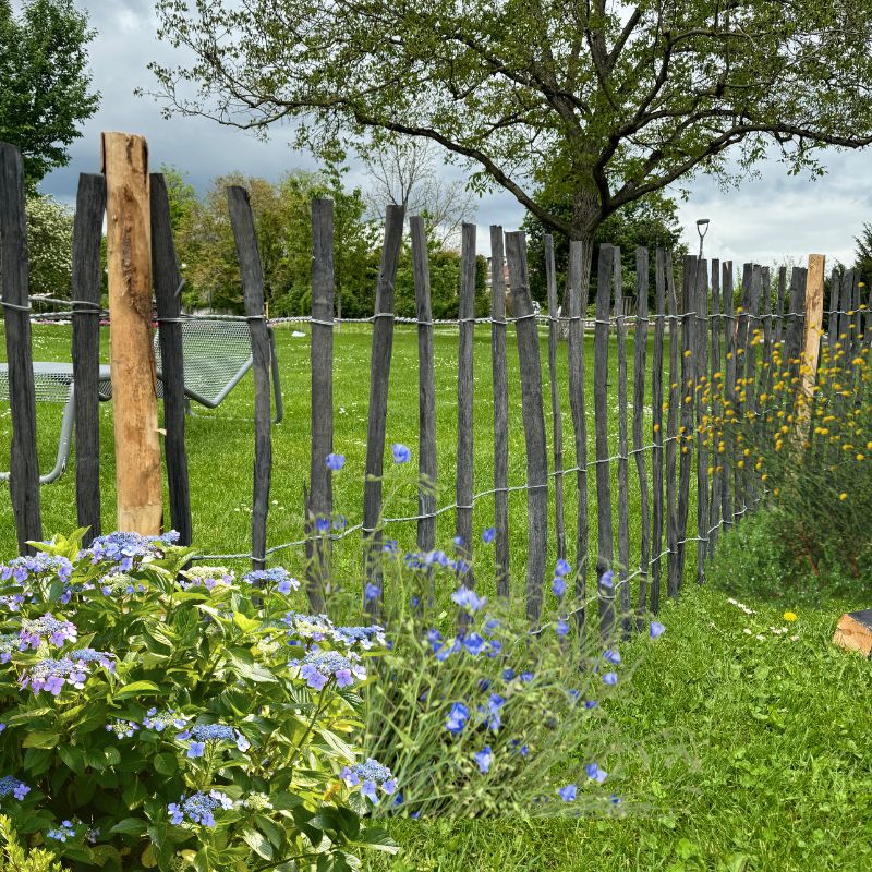 Naturnaher Garten mit Haselnusszaun