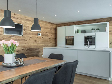 Küche mit Wandverkleidung  aus Holz