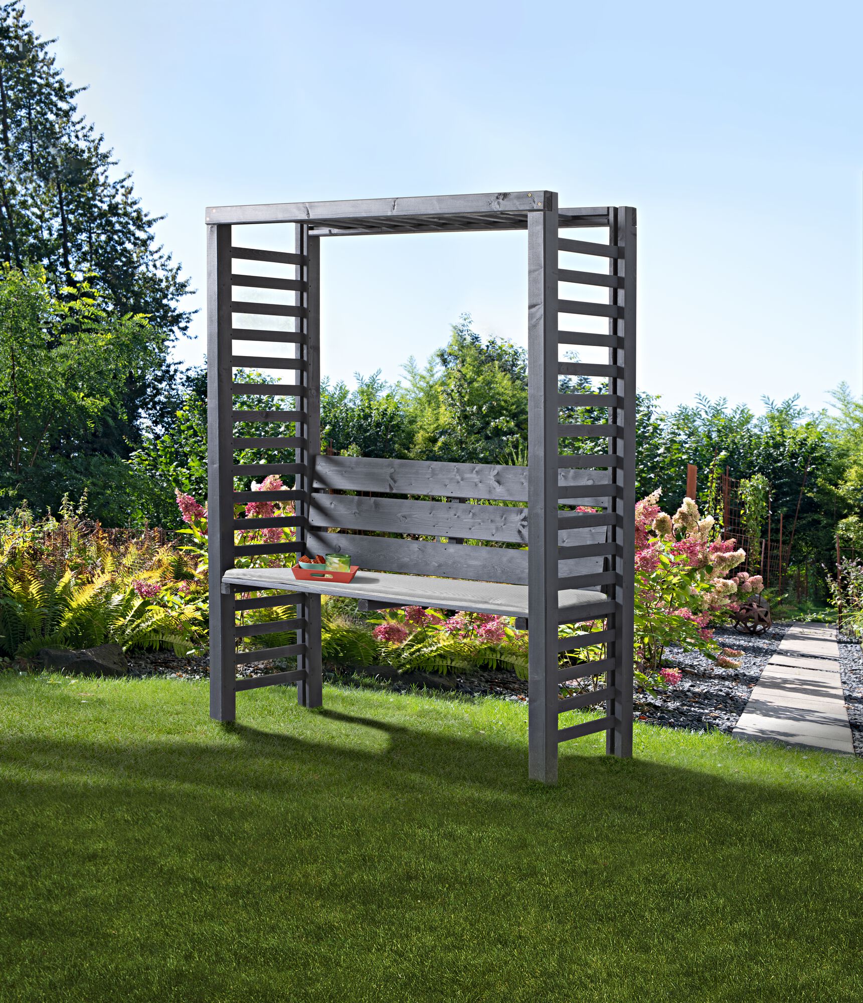 Moderne Sitzpergola mit Bank