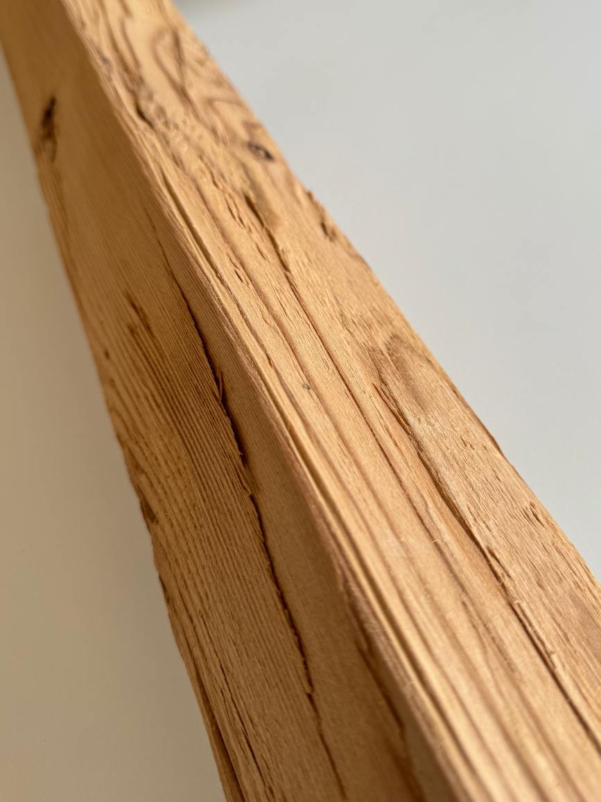 Holz Winkelleiste Nostalgielärche gehackt Detail