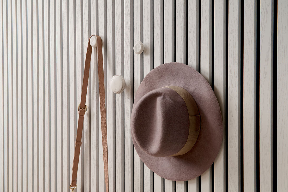 Holzknopf Maerta Garderobe schräg